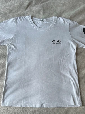 Comme Des Garcons T-shirt - Säljer denna tvär snygga Comme des Garcons T-shirt med inga defekter eller hål. Priset gå att diskutera.