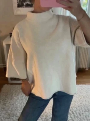 Beige polo tröja - Tjock Beige polotröja från zara trekvartsärm använd bara 3ggr oversized
