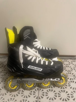 Bauer Rs inlines  - Snygga svarta inlines från Bauer model Rs storlek 42 .Använda  2 Timmar totalt så är i nyskick går bra på asfalt.