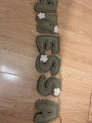 virkad name bannor - Så fin handgjort name bannor. Perfekt att ge bort i dop present eller födelsedagspresent. Skriv innan köp med önskemål samt namn, färger💕 Basfärger samma om inte bestämt någon annan. Pris varierar beroende på hur många bokstäver i namnet💕