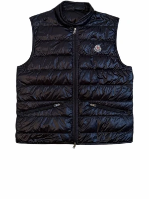 Moncler Gui svart  - Moncler Gui svart, storlek 4 passar L. Skick super bra med dustbag. Pris 2990kr finns att köpa på våran hemsida. Fashionels.com