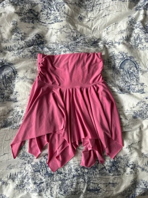 pink handkerchief skirt - elasticated waist no size/brand/material indicated but fits nicely on a size small, has a super tiny flaw (see photo) but its not visible at all while wearing due to all the folds