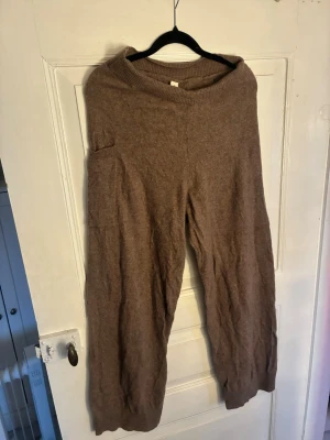 Bruna mjukisbyxor från Kay/day - Mysiga bruna mjukisbyxor från Kay/day i storlek S. Byxorna har en lös passform, ribbad midja och är tillverkade i ett mjukt stickat material. Perfekta för chill dagar hemma eller när du vill vara extra bekväm.