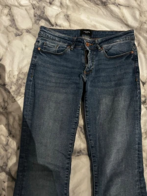 Blå low waist bootcut jeans S/32 - Fina blå lowwaist bootcut jeans. Fickorna sitter längre ner på rumpan. Säljer pga börjar bli för små för mig☺️