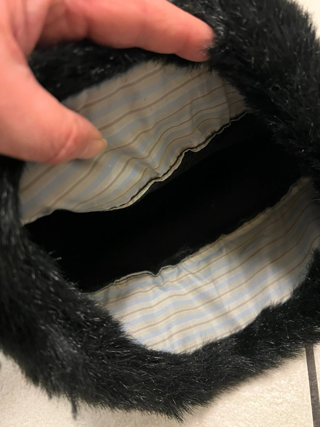 Svart pälsmössa med fluffig kant - 2