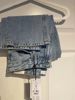 Blå raka jeans Low Straight Tall - Snygga blå jeans från Gina Tricot i modellen Low Straight Tall. Jeansen har rak passform och klassisk femficksdesign. Helt oanvända