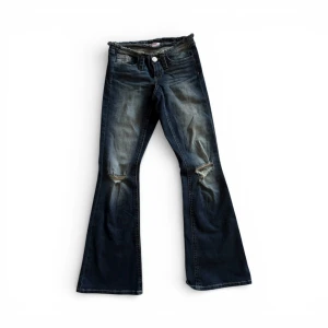 Lowrise jeans - Coola jeans med ”avklippt” midja från gina tricot! Aldrig använda💙 nypris 399