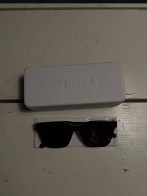 Chimi solglasögon  - Säljer nu mina Chimi solglasögon, bruna 004