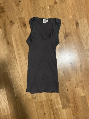 Ribbat linne från Saint Tropez - Snygg grå/brun ribbat linne. 