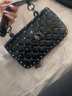 Valentino Garavani väska  - -Märke: Valentino Garavani -Modell: Rockstud Spike Bag -Material: Nappa-lammskinn  -Färg: Svart med svartfärgade nitar  Pris går att diskutera!💗