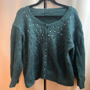 Grön stickad kofta  - Såå fin, har ingen lapp så vet inte vart den är ifrån💕