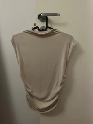 Beige ärmlös topp -  beige topp med ärmlös med Scrunch på sidorna 
