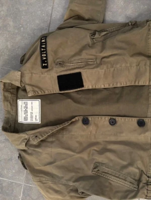 Olivgrön overshirt från Zadig & Voltaire - Så snygg Zadig jacka i barn, skulle säga att det motsvarar en XS! Pris kan diskuteras, köptes för över 1500kr!😊