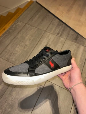 Svarta sneakers från Polo Ralph Lauren - Tja, säljer ett par snygga ralph lauren skor. Har använt dem max 2 gånger utomhus men annars helt oanvända. Snygga som fan till våren o sommaren.