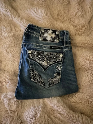 miss me jeans bootcut - jätte fin miss me jeans💗 pris kan diskuteras och det är bara att fråga om måtten så fixar jag! storleken 26 betyder S, men fråga gärna om måtten ändå.