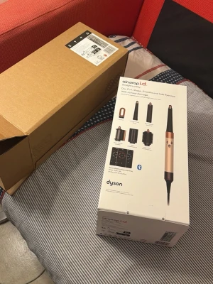 Dyson Airwrap i.d. multistyler - Säljer en Dyson Airwrap i.d. multistyler i koppar och svart. Inkluderar flera tillbehör som fön, locktillbehör, borstar och stylingverktyg. Perfekt för att torka, locka och forma håret utan värmeskador. Bluetooth-funktion för personlig styling.