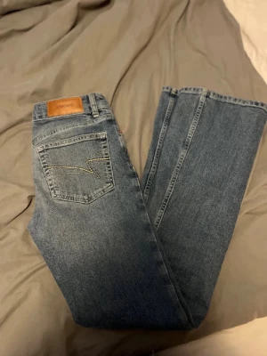 Junkyard jeans - Endast använda 1 gång då de inte va som jag tänkt. Xs men passar s med. Jag brukar ha 34 i jeans o de sitter bra på mig💕