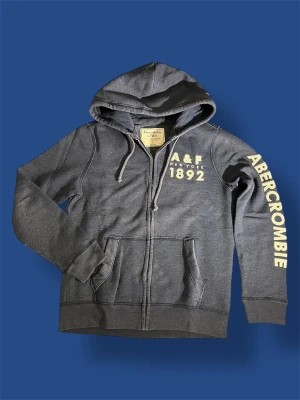 Abercombie & Fitch tröja  - Unik abercrombie & Fitch tröja är nu till salu! Tveka inte på att höra av dig vid minsta fundering!🤩