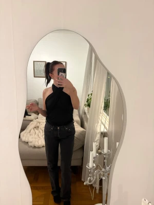 Svart body  - Säljer en supersnygg body med knyt i nacken från NAKD✨aldrig använd så prislappen är kvar