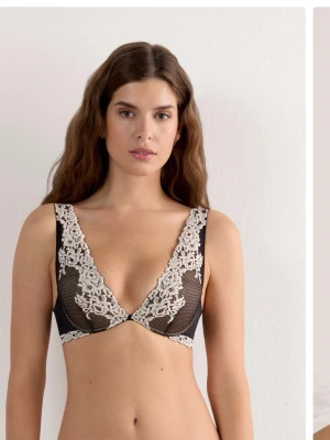 Intimissimi bh  - Helt ny intimissimi spets balconette, push up bh💕 aldrig använd! Storleken är 75D, skriv om du har funderingar! 