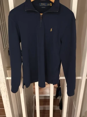Ralph Lauren half zip  - Snygg mörkblå långärmad tröja från Polo Ralph Lauren med halv dragkedja och klassisk broderad logga på bröstet. Tröjan är i mycket bra skick och knappt använd! Hör av dig vid funderingar😊