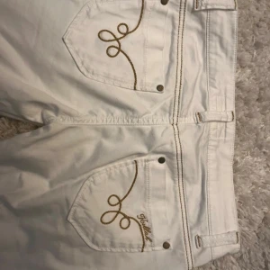Vita jeans  med brodyr - Säljer ett par vita jeans från Killah med snygg brun brodyr på bakfickorna. Säljer de eftersom de är för små🥰