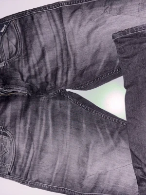 Replay Anbass   - Säljer ett par gråa Replay Anbass jeans med snygg tvättad look och slim fit. Svart/grå. 30/30. Fint skick, inte använda så mycket.