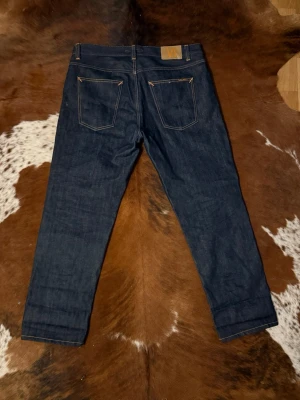 Nudie raw GrittyJackson - Tjena! Säljer dessa knappt använda nudie jeans, byxorna är helt otvättade och har knappt några fades, W36/L30, modellen är straight men ser baggy ut på mig då jag brukar ha W34/W33ish, hör av dig vid funderingar!🙌
