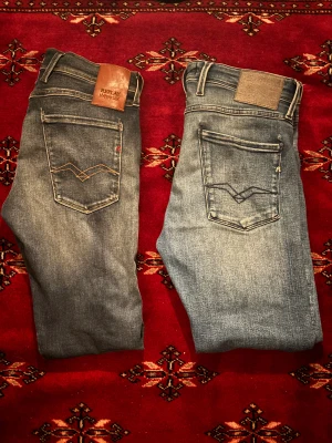 REPLAY BUNDLE - Två par as feta replay anbass 😁köp denna bundle med hela 20% rabatt!!! Info och fler bilder finns på min profil där jeansen även ligger ute enskilt!! Hör av dig vid minsta fundering 🙌🏼//nils