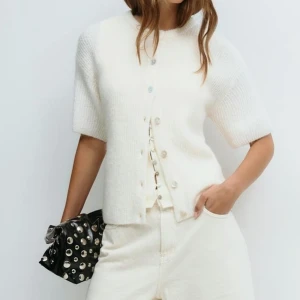 Vit kortärmad kofta - Superfin vit kofta från Gina tricot med korta ärmar. Koftan är stickad i ett mjukt material. Strl XS