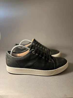 Lanvin skor  - Lanvins storlek 42,43 uk 8 , fint skick gul sula som är ett problem. Annars fina och hela , lite skrap på toeboxen ! Inga tillbehör 