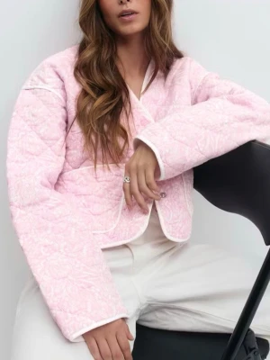 Quiltad rosa cardigan jacka Gina Tricot - Quiltad cardigan jacka i ljusrosa från Gina Tricot. Jackan har v-ringad hals, stora framfickor och vita kantband. Långärmad och croppad modell med diskret mönster i tyget. Perfekt för dig som gillar en söt och trendig look. Aldrig använd, helt nyskick💗