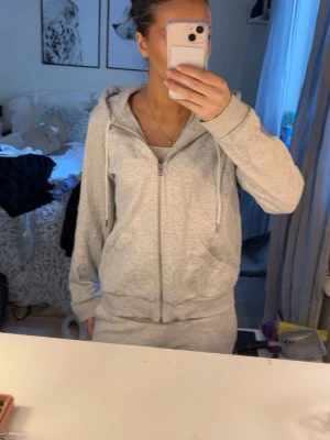 🤍 Grå zip-tröja från H&M – storlek S - Grå tröja med dragkedja från H&M i storlek S. Knappt använd och i bra skick. Säljer eftersom den inte kommer till användning. 