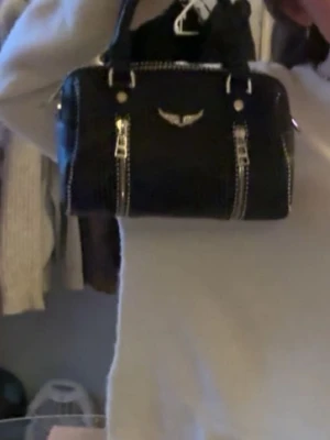 Zadig & Voltaire väska  - säljer denna jätte fina väska då den inte kommer till användning, tillkommer med axelband och påse