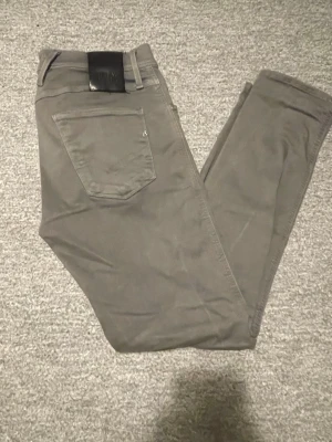 Grå slim fit jeans från Replay - Snygga grå slim fit jeans från Replay. Perfekt i vardagen för en stilig look. Nypris: Runt 1500kr 