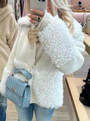 Maje kappa  - Storlek 40 från maje! Knappt använd och är i fint skick. Krämvit, köpt för ca 5000kr