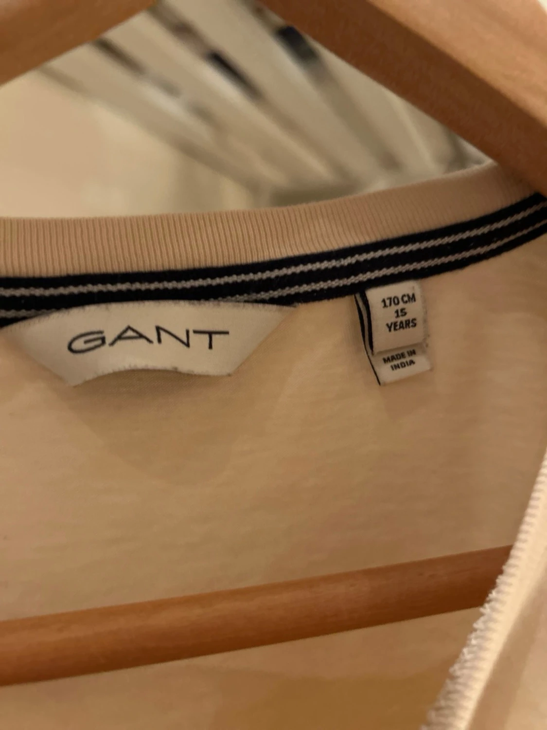 Beige t-shirt med liten gant loga  - 2