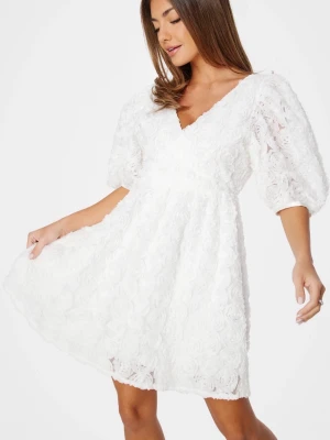 Vit kort klänning med volangärmar - Superfin vit kortklänning med v-ringning och puffiga volangärmar. Klänningen har ett blommigt spetsmönster och en lätt utsvängd kjol. Perfekt för studenten eller skolavslutning. Prislapp kvar och endast testad, säljer då jag hittat en annan studentklänning. Slutsåld online.