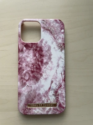 iDeal of Sweden mobilskal Rose Quartz - Snyggt mobilskal från iDeal of Sweden i modellen Rose Quartz. Skalets design har ett marmorerat mönster i rosa och vitt med en lyxig känsla. Tillverkat i hårdplast och har en guldfärgad logotyp längst ner. Perfekt för dig som vill ha ett trendigt och stilrent skydd till mobilen.