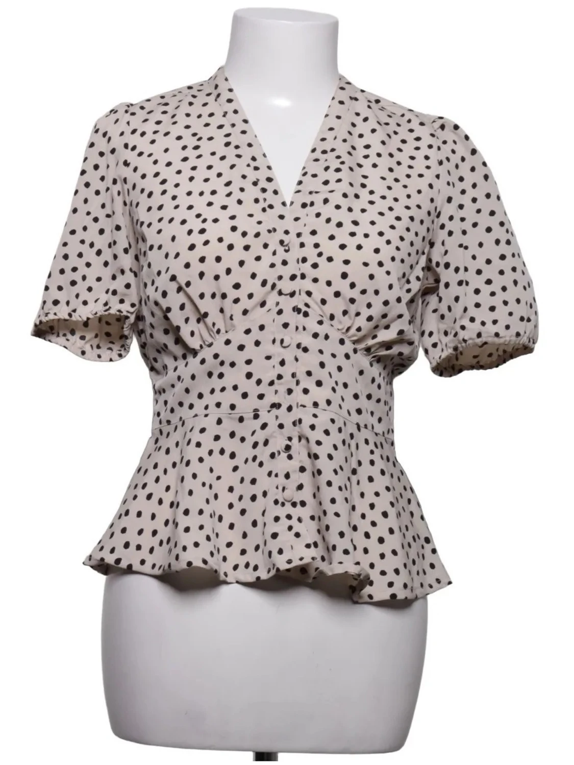 Prickig blus med volang