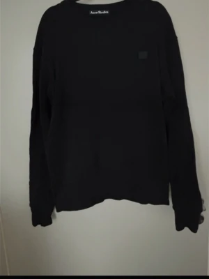 Svart sweatshirt från Acne Studios - En stilren svart sweatshirt från Acne Studios med rund halsringning och diskret logopatch på bröstet. Storlek S, men passar S-M. Sällan använd