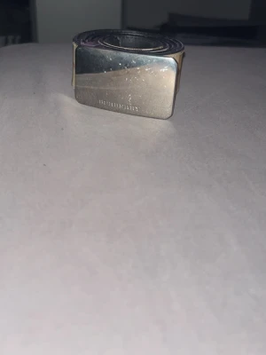 Burberry bälte  - Tja, säljer nu detta as feta burberry bälte. Anledningen till att jag säljer bältet är för att den ej kommer till användig och ligger bara i garderoben och ruttnar. Säljer detta bälte för de billiga priset pga självaste metall grejen ej sitter fast vid bältet, det kan släppa loss om de sitts för tajt vid midjan.  Men om bältet inte sitter så tajt så är det lugnt. Bältet är i storlek 100. Skriv ifall ni har frågor eller funderingar. Önskar er allt gott//Kevin 