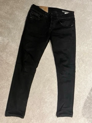 Dondup Jeans, Storlek 30! - Svarta dondup jeans storlek 30! Säljes eftersom de inte används. De är i gott skick och finns endast små tecken på användning. Hör av er om minsta fundering💫