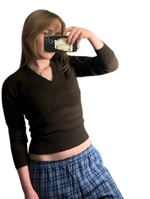 Vintage stickad angoratröja Merkantil, prislapp kvar!!  - Mörkbrun stickad angoratröja med v-ringning från Merkantil Stockholm.  Prislapp kvar, desdstock. Supersjuk, hög kvalitet. 