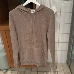 Beige cashmere hoodie från John Henric - Säljer en supermjuk och stilren beige hoodie från John Henric i 100% cashmere. Perfekt för våren. Nypris: 2500 kr