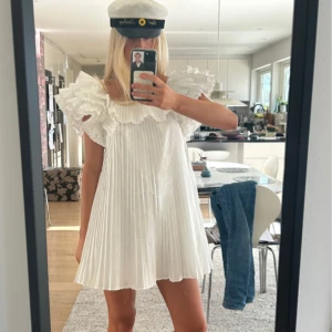 Vit studentklänning från ZARA - Säljer en fin vit studentklänning i storlek small för min flickvän. All bilder är hennes egna. Bra skick och inga defekter. Kan skicka snarast.