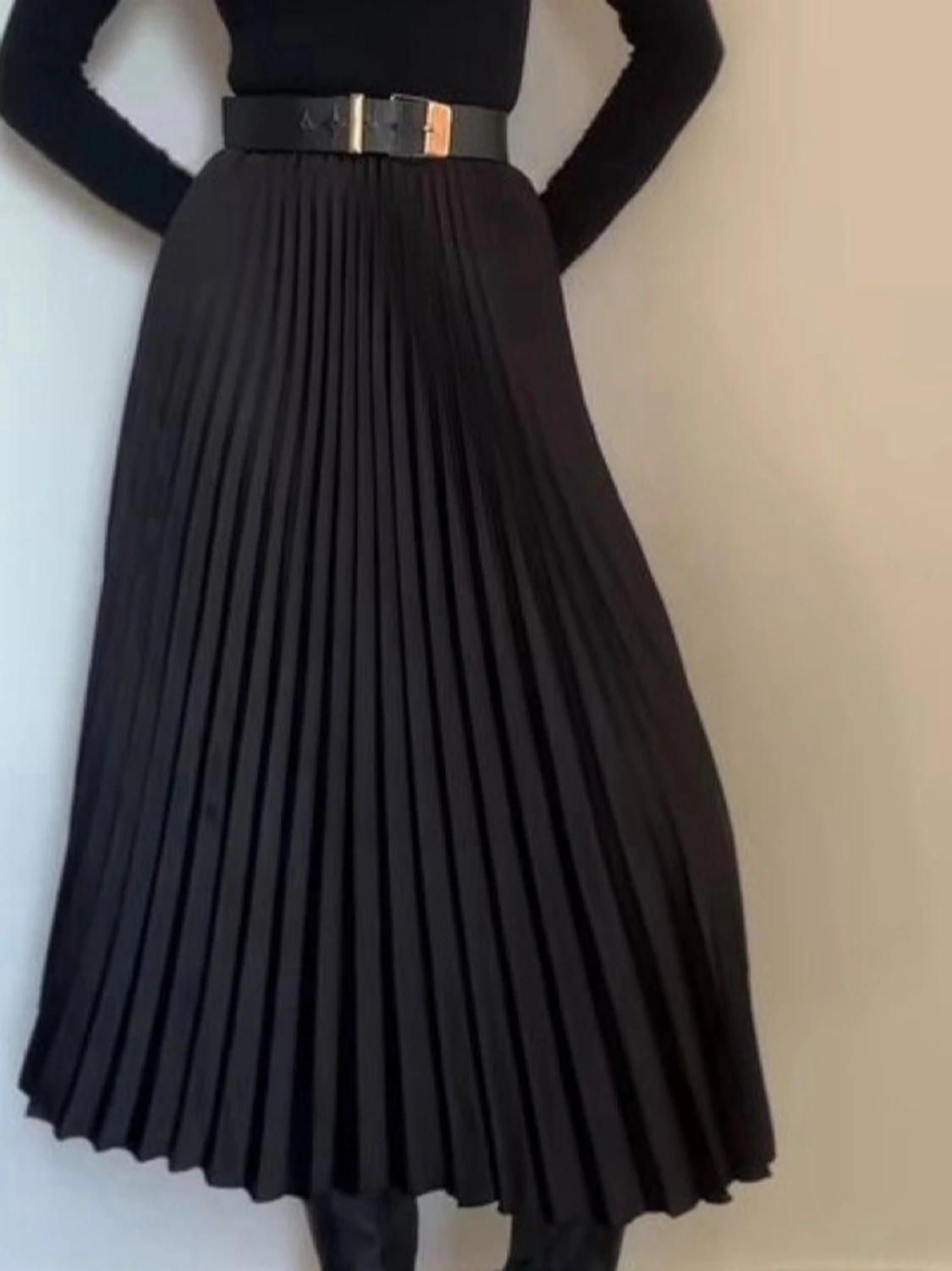 Svart plisserad långkjol