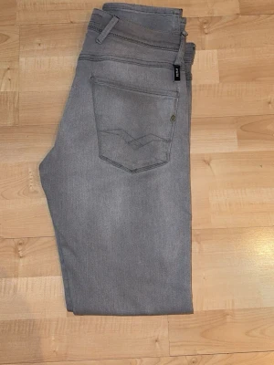 Gråa replay jeans  - Gråa replay jeans stil rena och väldigt klassiska perfekt för en fräsch stil! W29 L30 