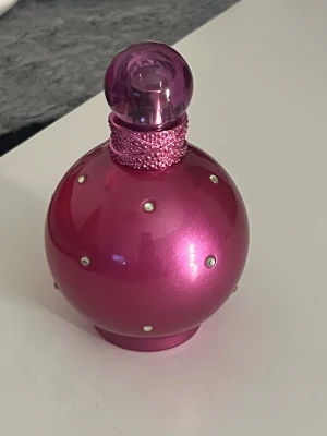 Britney Spears Fantasy EdP 100 ml - En parfym från Britney Spears, Fantasy. Det är en 100 ml och den är nästan full (om inte helt full då jag sprutade max två gånger ). Originalkartongen finns och följer med! Skriv för fri frakt 