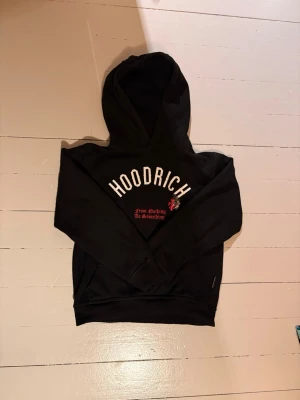 Svart HOODRICH hoodie 10-12a - Säljer en svart hoodie från HOODRICH